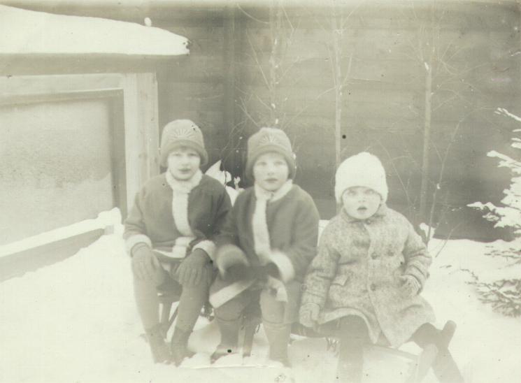 Sonja, Rob en Eby Wijmenga, winter 1929